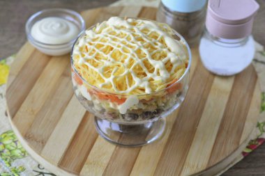 Sonunda, salataya rendelenmiş peynir serp ve üstüne tekrar mayonez serp. 10-15 dakika buzdolabında bekledikten sonra işin biter. Afiyet olsun.!