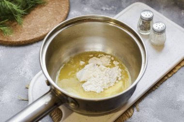 Düşük ısıda erimiş tereyağı, buğday unu ekle..