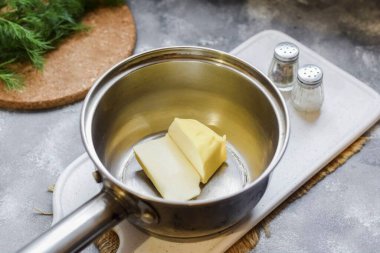 Bir tencere al ve tereyağını ona aktar. Tüm malzemelerin yüksek kalitede olması önemlidir. Petrolün% 82,5 'ini güvenilir bir imalatçıdan alıyoruz..