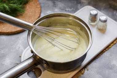 Sos, kalın bir krema ile tutarlı hale geldiğinde bir sonraki adıma geçme zamanı gelir..