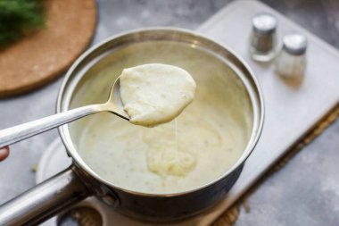 Kalın ve esneyen bir kütleye dönüşür..