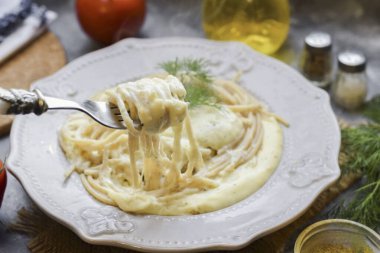 Spagetti sosunun üzerine serpiştirin ve görkemli bir öğle yemeğinin tadını çıkarın..