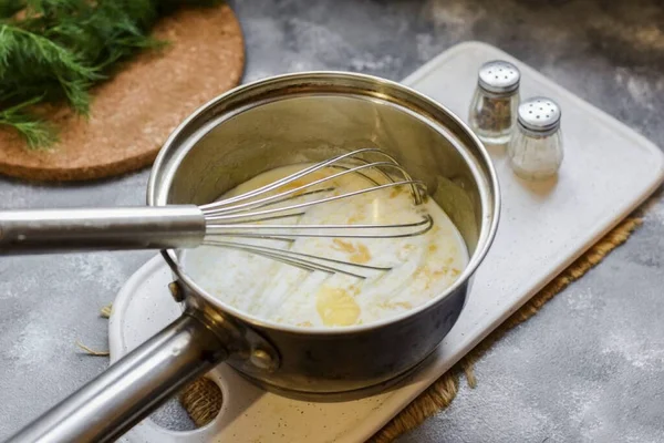 Ahora Vierta Leche Revuelva Constantemente Masa Para Que Haya Grumos — Foto de Stock