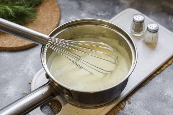 Sos, kalın bir krema ile tutarlı hale geldiğinde bir sonraki adıma geçme zamanı gelir..