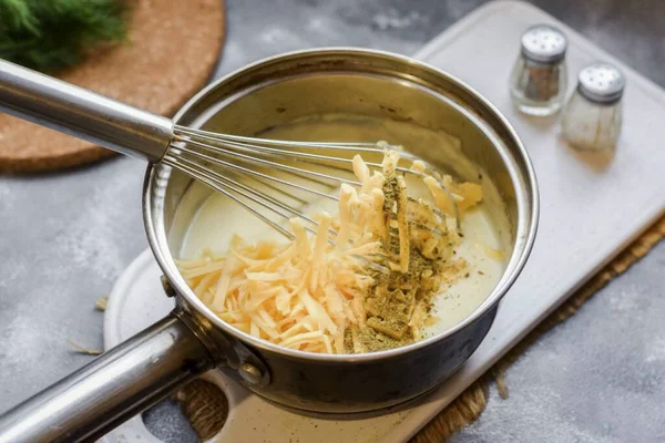 Häll Riven Hårdost Och Kryddor Såsen Tillsätt Salt Och Peppar — Stockfoto