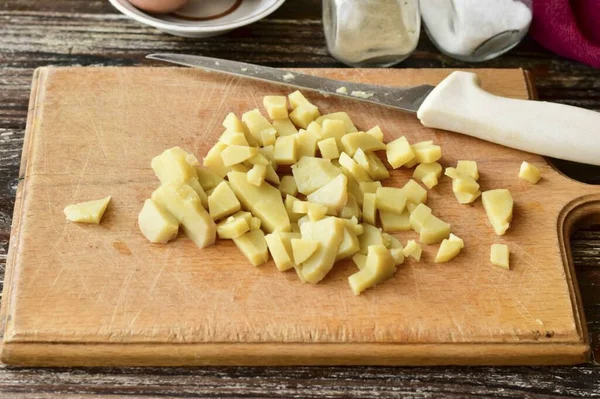 Die Gekochten Kartoffeln Würfel Schneiden — Stockfoto