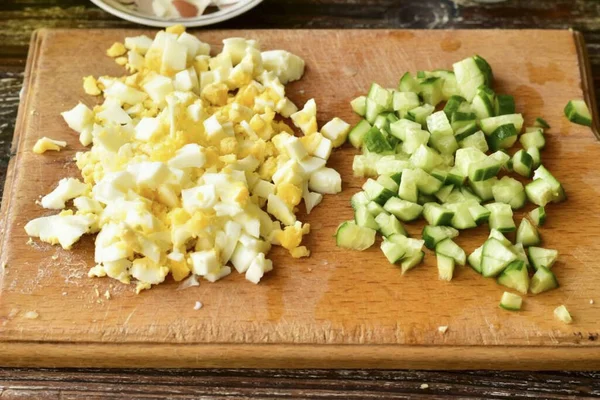 Auf Die Gleiche Weise Eine Halbe Frische Gurke Und Gekochte — Stockfoto