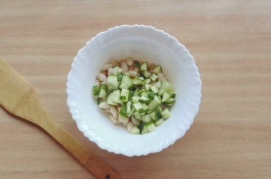 Dilimlenmiş taze salatalığı da ekle.