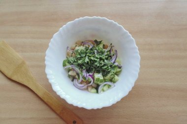 Maydanozu doğra ve salata kasesine de ekle..