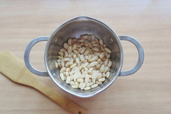 Place the pot on the stove and cook the beans until soft, but so that the beans are not soft and retain their shape.