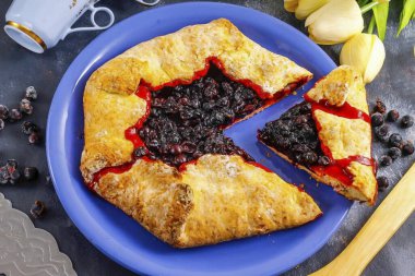 Servis yaparken, tatlıyı porsiyonlara böl. Siyah frenk üzümlü hoş kokulu ve renkli bir bisküvi. Yaz ve sonrası için mükemmel pişmiş gıdalar. Kışın, bisküviler donmuş frenk üzümleriyle hazırlanabilir ve tatlının da iştah açıcı olduğu ortaya çıkar.