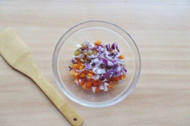 Kırmızı soğanı ince ince doğra. Bovlinge ekle.