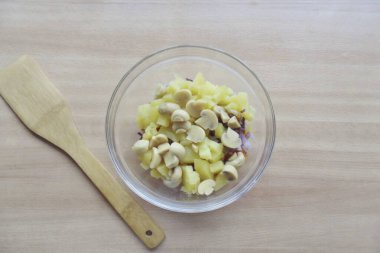 Turşulu mantarları dilimle, şampiyonlarım var..