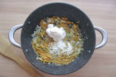 Ekşi kremayı tavaya koy..