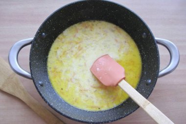 300-350 ml doldur. Suyu ve sosu karıştır..