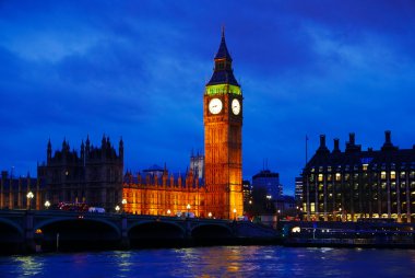Bulutlu bir gece boyunca Big Ben