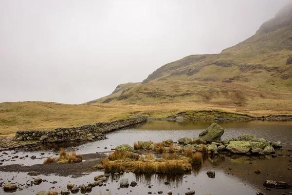 Ghyll tarn ve dağlar stickle