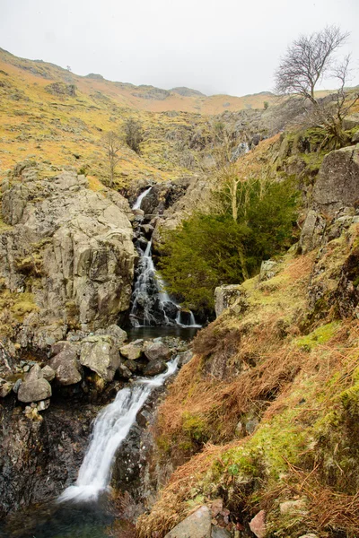 Cascadas de montaña a principios de primavera — Foto de Stock