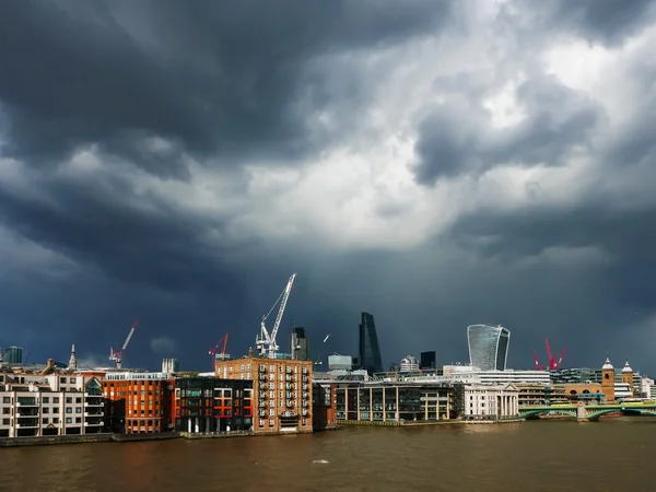 Londra üzerinde karanlık coulds
