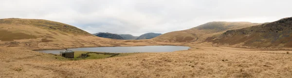 Panorama de pequeño lago de montaña —  Fotos de Stock