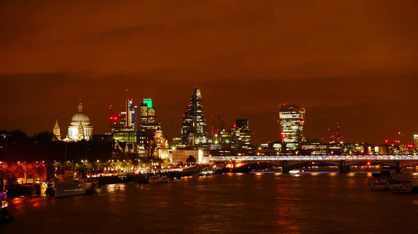 Londons nächtliche Skyline — Stockfoto