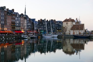 Akşam limanındaki Honfleur, Fransa (1)