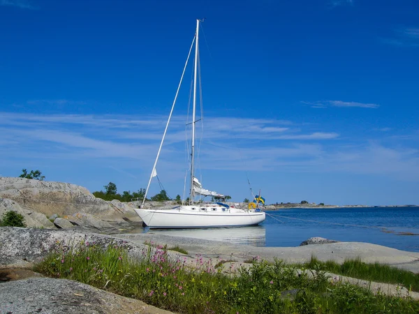 Barca a vela ormeggiata in piccolo arcipelago isola al sole — Foto Stock