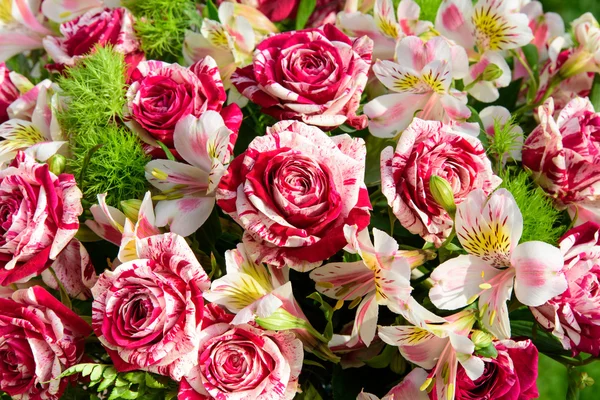Smíšené boquet červené a bílé růže a lilie — Stock fotografie