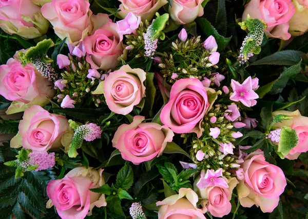 Μικτή boquet με ροζ τριαντάφυλλα — Φωτογραφία Αρχείου