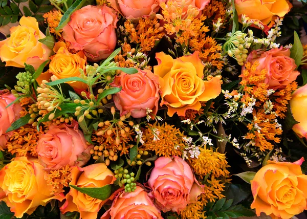 Mixed boquet with autumn colored roses — Stock Photo, Image