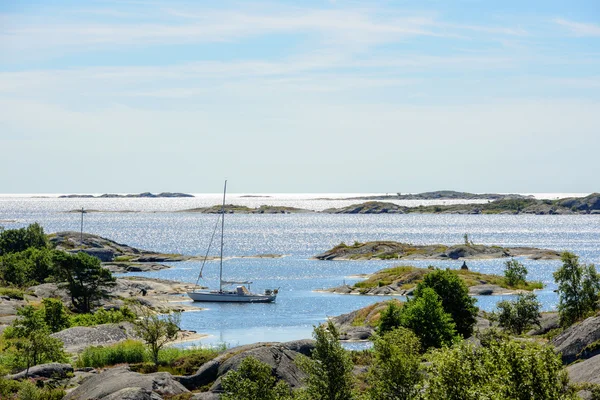 Moored sailboat and skerries in the sun — Stock Photo, Image