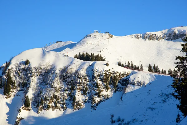 Skislopes bir dağ sırtı üzerinde