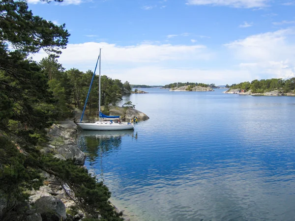 Sailboat mored in the archipelago — Stock Photo, Image