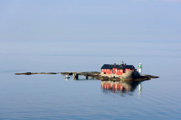 Casa-faro su una piccola isola rocciosa . — Foto Stock