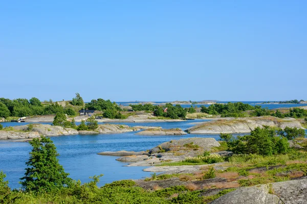 Skerry with small huts — Stock Photo, Image