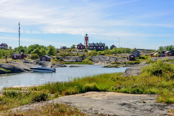 Archipelago harbour with old lighthouse — Stock Photo, Image