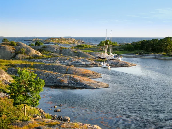 Sailboats moored at small rocky island — Stock Photo, Image