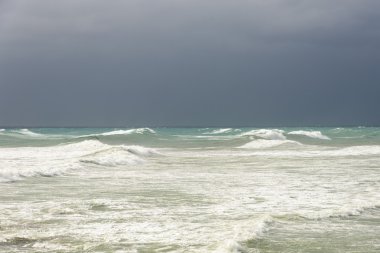 Fırtınalı dalgalar üzerinde güneş ışığı