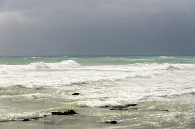 Fırtınalı dalgalar üzerinde güneş ışığı