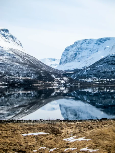 Jaro v Alpách Lyngenu, Norsko — Stock fotografie
