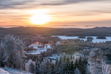 Soğuk kış orman üzerinden günbatımı