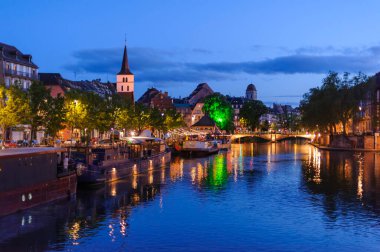 JP22423-Strasbourg. Gece sahnesi, bulutlu bir gökyüzünün altındaki nehir. Akşamüstü. Hastalık Nehri Strazburg 'dan Fransa' nın Alsace şehrine geçiyor.