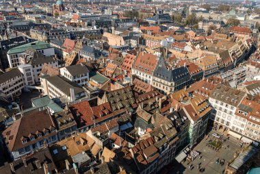 JP20044- Strasbourg, şehir merkezinin havadan görünüşü - Strasbourg 'un tarihi merkezinin çatılarının manzarası katedralin kulesinin peronundan.