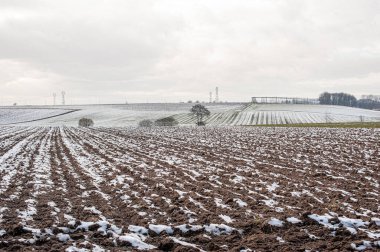 _ JP31287-Saban - Fransa, Alsace, bulutlu bir gökyüzü ile kar altında tarla sürdü