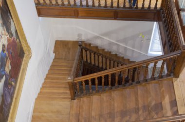 _ JP53024-Merdiven - Fransa Valence Müzesi 'nde anıtsal merdiven boşluğu. Yukarıdan ve ahşap basamaklı merdiven perspektifinden bak.