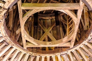 _ JP68968 yuvarlak ahşap yapı - bir kalenin tavan arasında, yuvarlak ahşap iskelet çatıyı destekler.