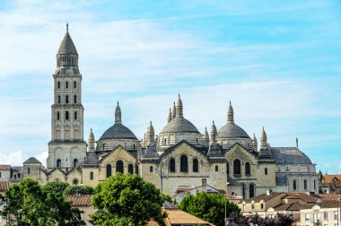 _ JP69121-Roma Katolik Perigueux Katedrali - Prigord bölgesindeki Prigueux Katolik Katedrali. Gri kurşun levhalarla kaplı bir sürü kubbe..