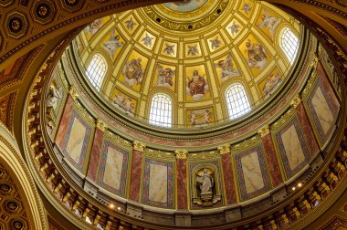 _ JP69122-Budapeşte - Macaristan Budapeşte 'deki Aziz Stephen Bazilikası. - Saint Etienne Bazilikası 'nın kubbesi. Kasa altın rengi ve ayinsel karakterlerle dolu..