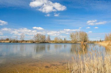 _ JP10661-Brumath Gölü - Brumath 'in su seviyesi, Fransa' da Strasbourg yakınlarında. Güzel bir Mart öğleden sonra, gökyüzünün renkleri gölün suyuna yansıyor..