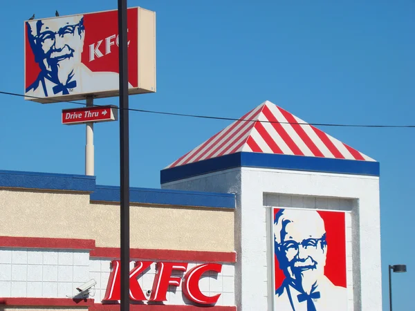 Signos de restaurante de comida rápida KFC — Foto de Stock